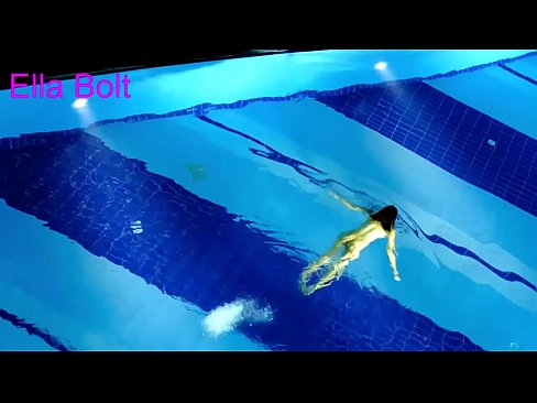 ❤️ म हेर्न रोक्न सक्दिन, जवान गोरा ELLA BOLT रिसोर्ट पूलमा नग्न पौडी खेल्दै समातियो ❤  सेक्स