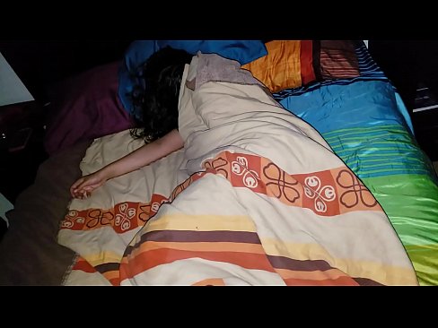 ❤️ सौतेनी आमा सुतेको बेला आफ्नी जवान सौतेनी आमालाई पिट्दै। ❤  सेक्स